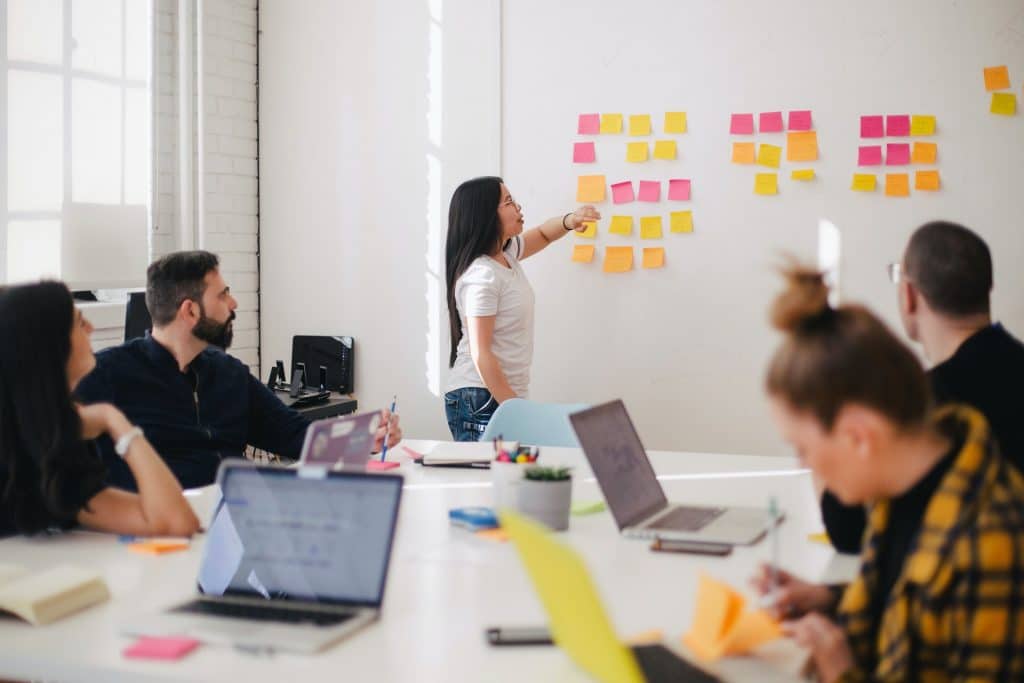 formateur dans une salle de formation photo