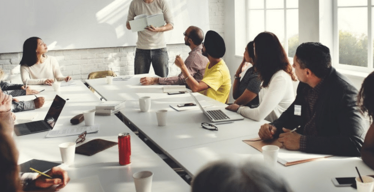 Cours, fomration dans une salle en présentiel
