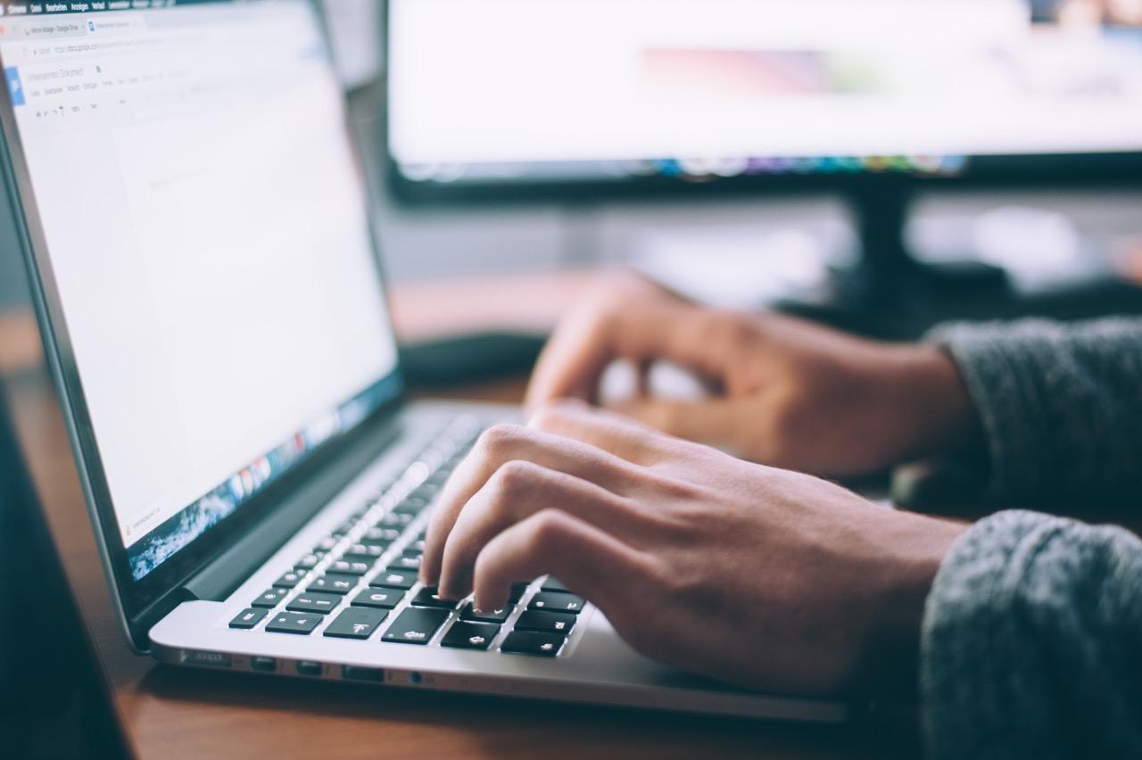 Une personne travaille sur un document en ligne depuis son ordinateur portable