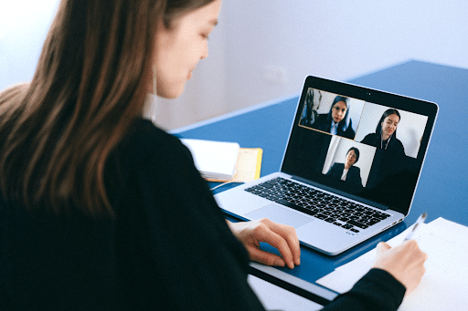 Femme suivant une conversation en ligne