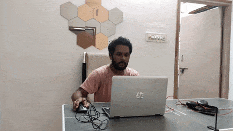 Gif un homme content réussissant une formation en ligne