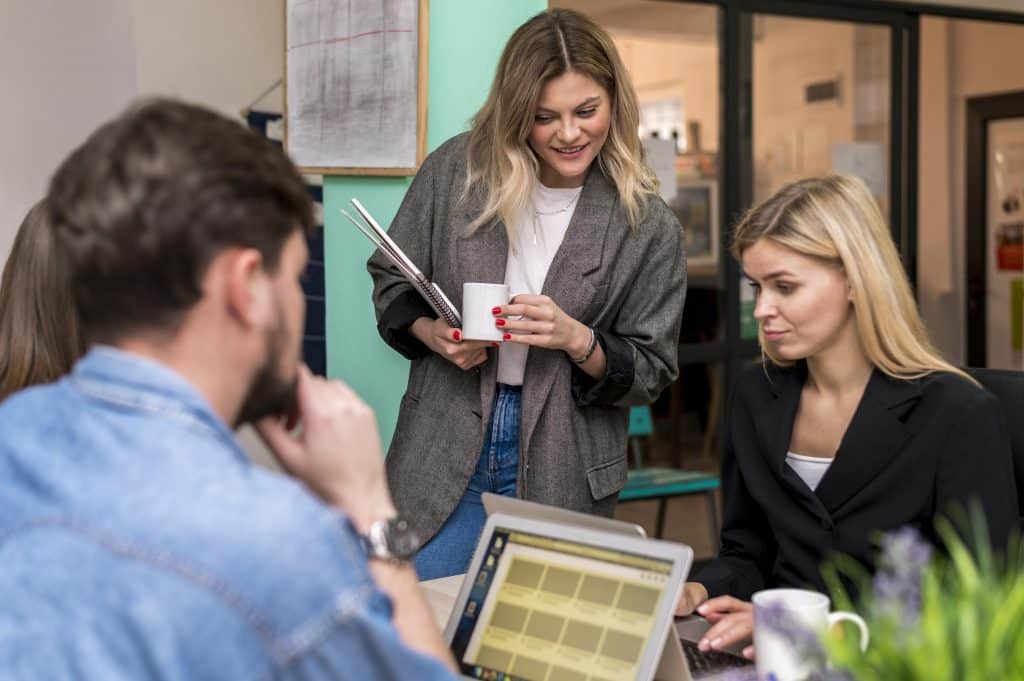 Des collaborateurs travaillent ensemble sur un projet de formation