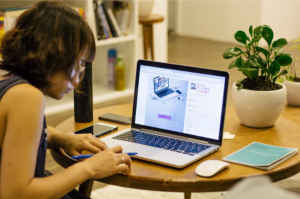 femme en digital learning