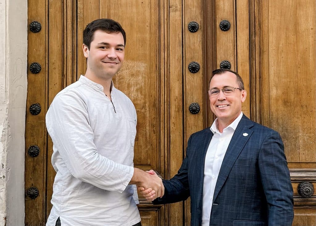 Elliot Boucher (Co-Fondateur d'Edusign) et Jim Brigadier (Directeur Général de Ready Eduscation) se serrant la main.