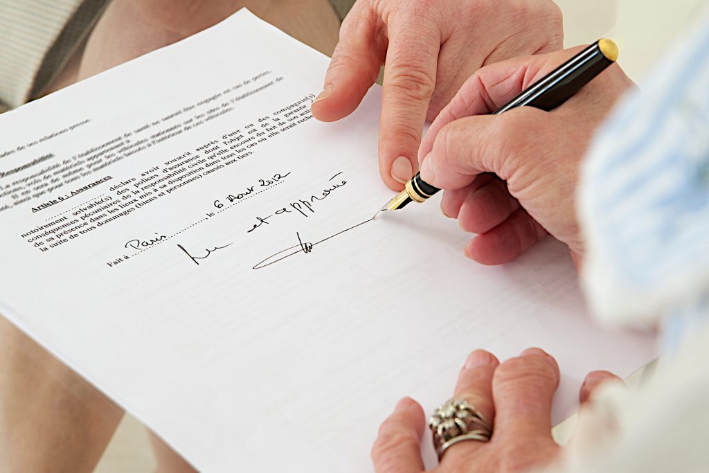 Signature pour ordre par une femme avec une plume
